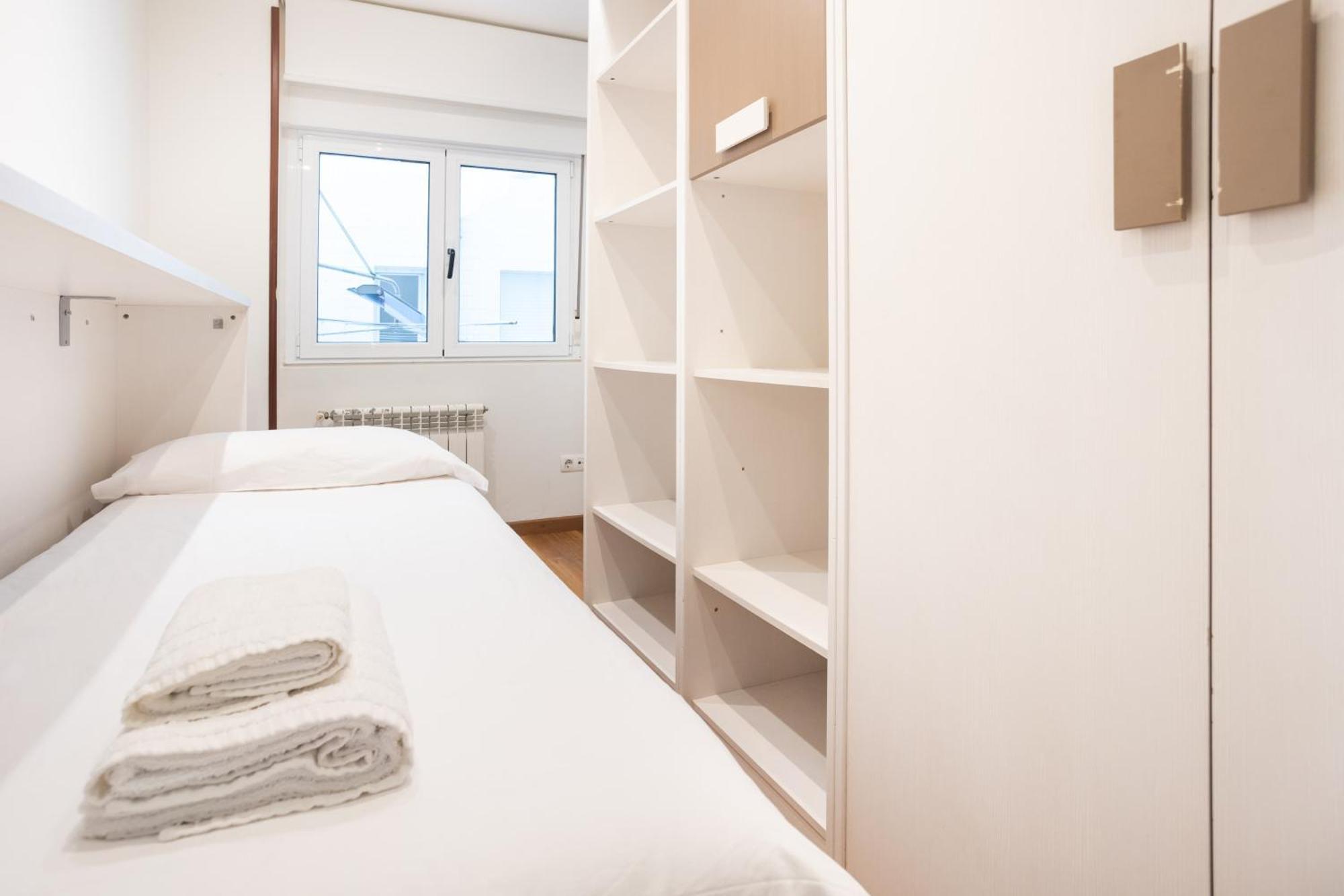 Apartamento Argueelles - 3 Hab Y 1 Bano - 5 Pax - Vut-5675-as *